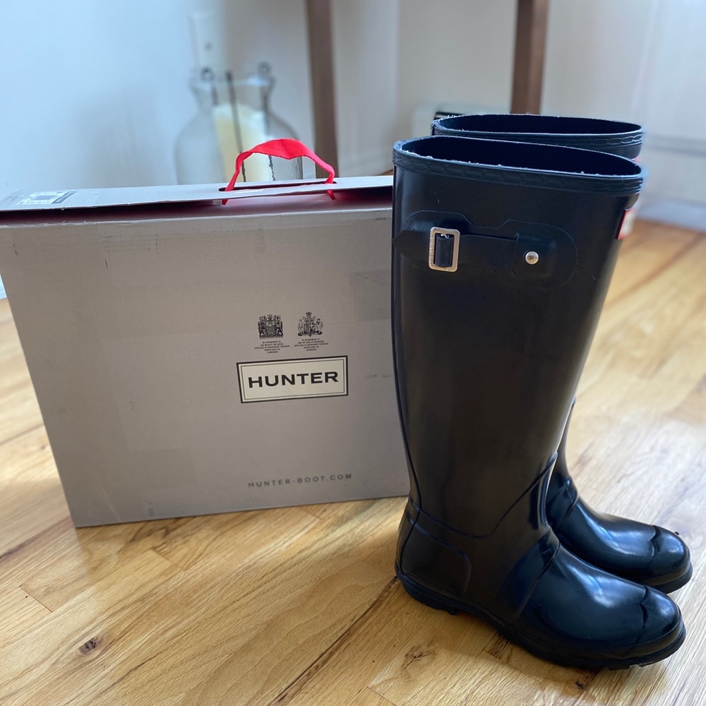 HUNTER ORIGINAL TALL GLOSS BOOTS. COLOR: B…